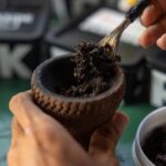 シーシャフレーバーを準備する様子
