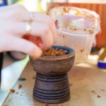 シーシャボウルにフレーバーを詰める様子