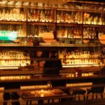 夜の店内、間接照明が灯るバーカウンターの雰囲気