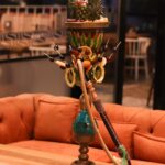 夜のシーシャカフェの店内で、パイナップルを使ったフルーツヘッドのシーシャが灯りに照らされている様子