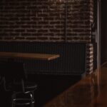 レンガの壁を照らす夜の灯り、シーシャカフェ&バー『ご縁』のイメージ