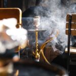 煙がゆらめくシーシャラウンジの落ち着いた雰囲気